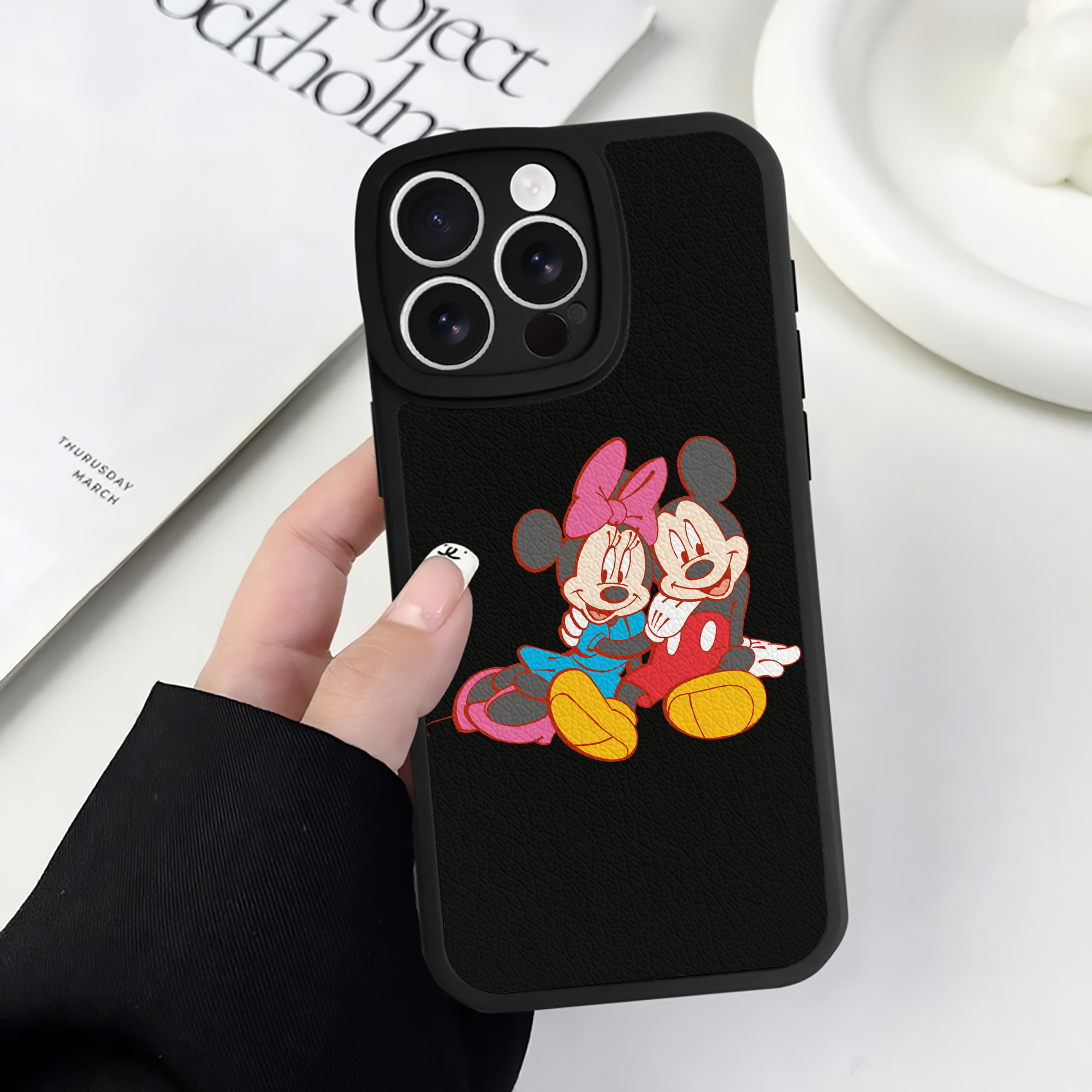 （画像用） ミッキーマウス Mickey Mouse 【iPhone 16シリーズ対応】シリコンスマホケース（レザー調） 材質：シリコン